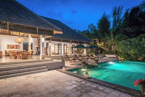 An infinity pool, pool loungers - Exclusive villa Bayu: infinity pool, wellness pavilion, ocean view &full service (Lovina - Temukus)