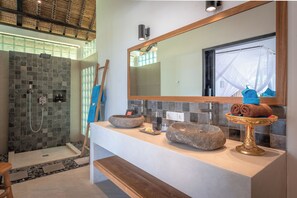 Shower, rainfall showerhead, hair dryer, bathrobes - Exclusive villa Bayu: infinity pool, wellness pavilion, ocean view &full service (Lovina - Temukus)