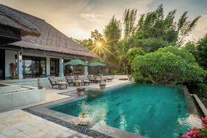 An infinity pool, pool loungers - Exclusive villa Bayu: infinity pool, wellness pavilion, ocean view &full service (Lovina - Temukus)