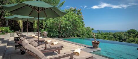 Ääretön uima-allas, aurinkotuoleja