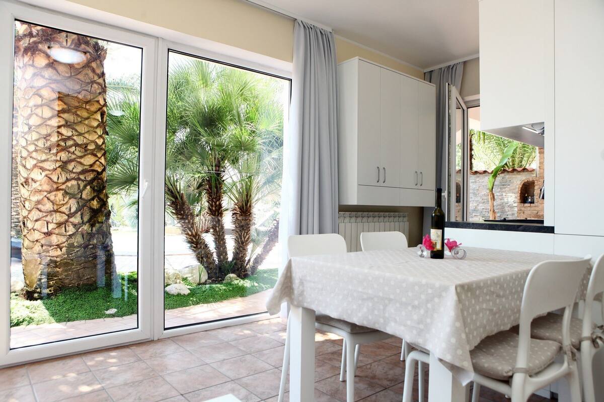 Deluxe-Apartment | Essbereich im Zimmer