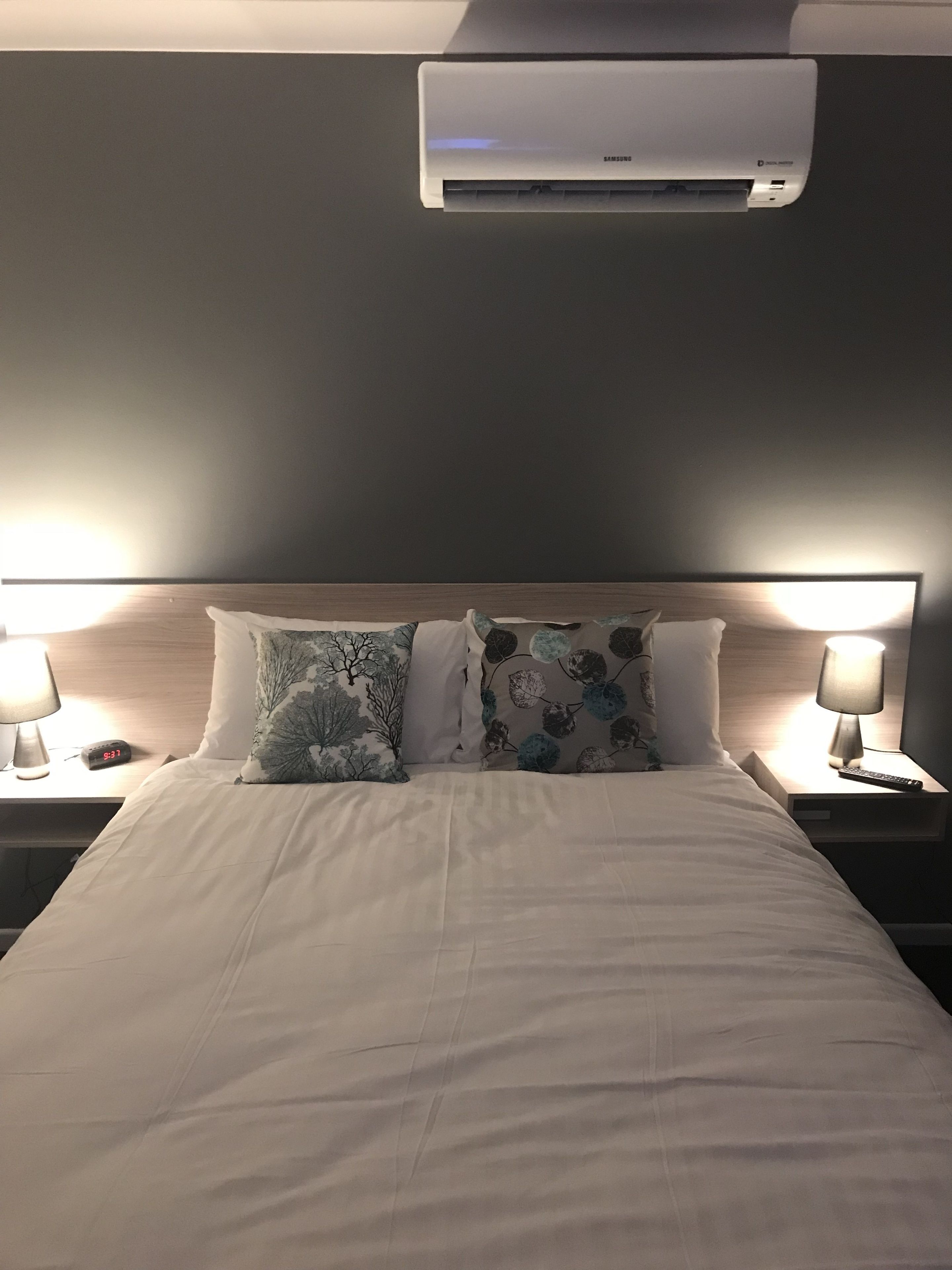 Quarto luxo | Cortinas blackout, ferros/tábuas de passar roupa, Wi-Fi de cortesia