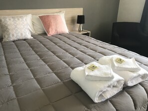 Cortinas blackout, tabla de planchar con plancha y wifi gratis