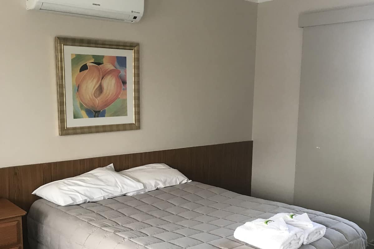 Economy tweepersoonskamer, 1 queensize bed | 1 slaapkamer, verduisterende gordijnen, een strijkplank/strijkijzer