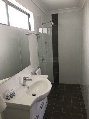 Cortinas opacas, tabla de planchar con plancha, wifi gratis