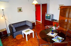 Apartamento, sacada | Área de estar | TV de tela plana