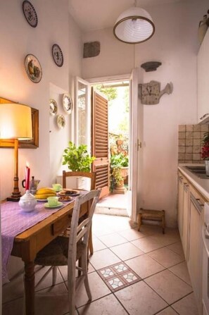 Fridge, oven, stovetop, coffee/tea maker