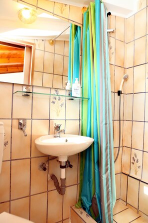 Estudio estándar | Baño | Regadera, amenidades de baño gratuitas, secadora de cabello, toallas 