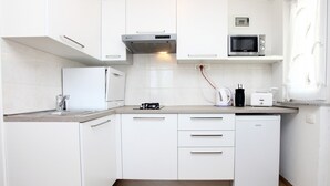 Apartment, Sea View | Private kitchen | Fridge, stovetop, electric kettle, cookware/dishes/utensils - Sunny Terraces Apartments ZT (Piran)