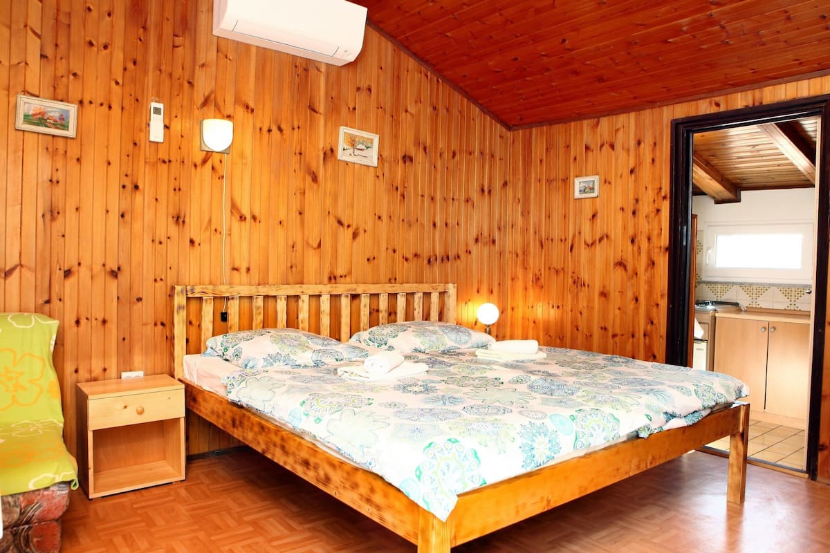 Standard Studio | WiFi (free), bed sheets