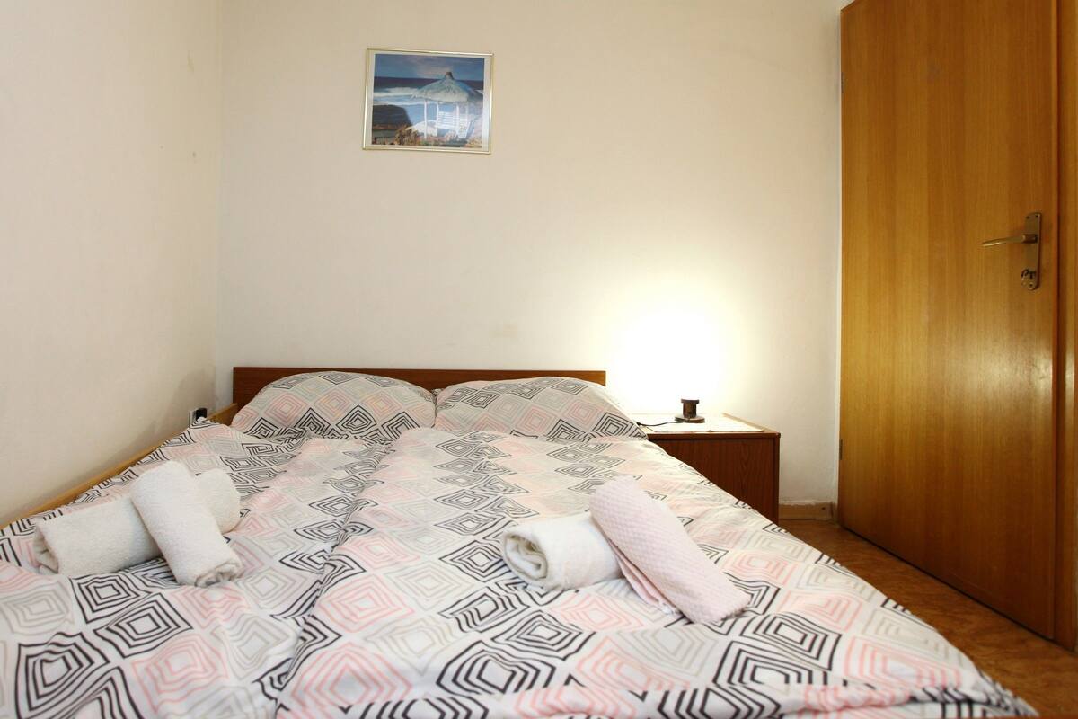 Apartment, 2 Bedrooms | WiFi (free), bed sheets