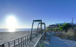 Una spiaggia nelle vicinanze, lettini da mare, teli da spiaggia