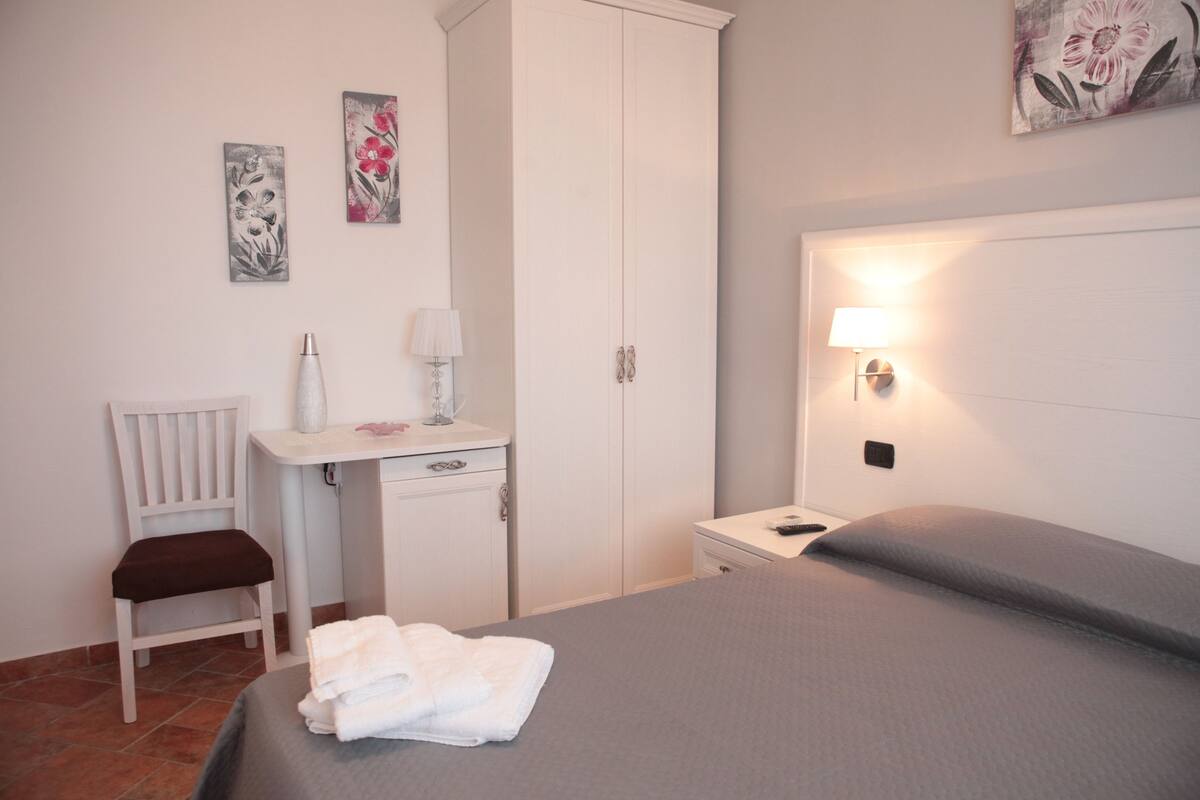 Habitación doble, baño en la habitación | 1 habitación, ropa de cama de alta calidad y minibar