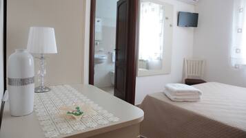 Double Room, 1 Bedroom | 1 bedroom, premium bedding, minibar, in-room safe