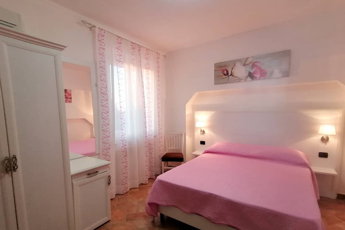 1 bedroom, premium bedding, in-room safe, desk