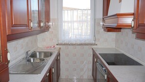 Appartement, terras | Privékeuken | Een koffiezetapparaat/waterkoker, een koelkast, een oven, een kookplaat