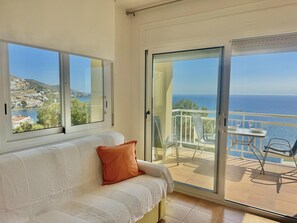 TV - 8. Wonderful sea views with communal pool (Roses)