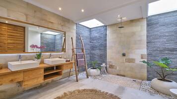 Combined shower/bathtub, hair dryer, towels, toilet paper