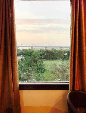Premium bedding, in-room safe, desk, soundproofing - The Park Residency (Greater Noida)