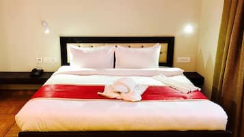 Ropa de cama de alta calidad y caja de seguridad en la habitación
