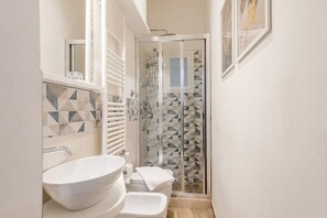 Dusche, Haartrockner, Handtücher, Shampoo