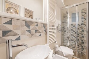 Shower, hair dryer, towels, shampoo - Santa Croce Place in Florence by Mmega (Firenze)