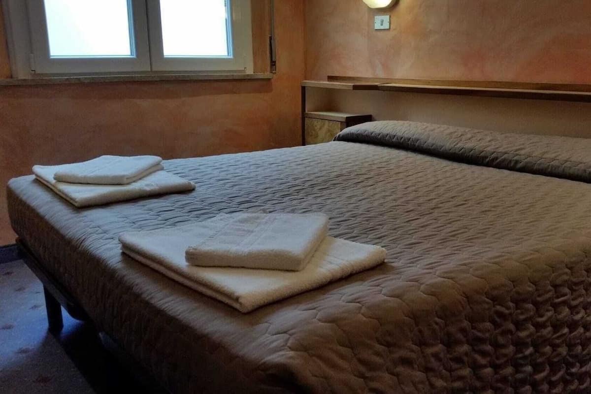 In-room safe, WiFi (free), bed sheets