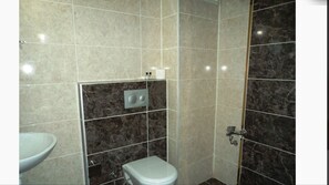 Buồng tắm vòi sen, đồ dùng nhà tắm miễn phí, máy sấy tóc, khăn tắm