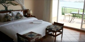 1 soveværelse, pengeskab på værelset, skrivebord, lydisolering