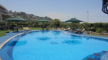 Outdoor pool, sun loungers