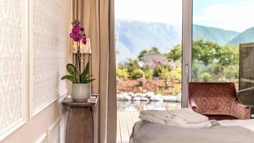 Dobbeltrom – deluxe, terrasse, fjellutsikt | Senger med overmadrass, individuelt dekorert og individuelt innredet