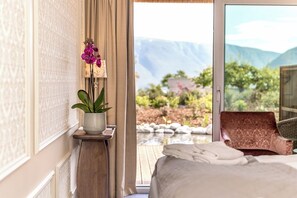 Dobbeltrom – deluxe, terrasse, fjellutsikt | Senger med overmadrass, individuelt dekorert og individuelt innredet