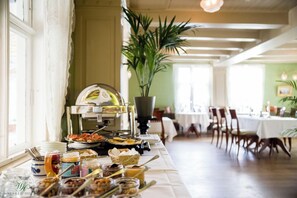 Free daily buffet breakfast  - Walaker Hotel (Luster)