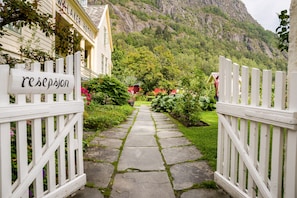 Property entrance - Walaker Hotel (Luster)