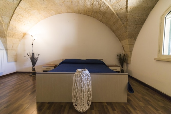 1 bedroom, premium bedding, free wired Internet