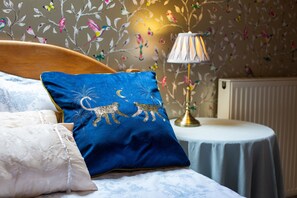 2 عدّة غرف نوم ومكتب ومكواة/لوح كي وسرير سفر