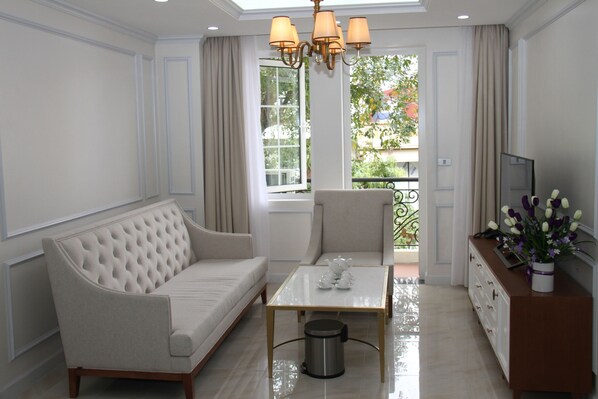 32-inch flat-screen TV with cable channels, TV - H&H Building (Hanoi)