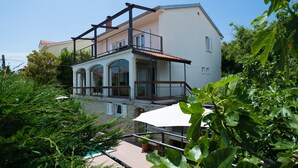 A two-story house with a balcony, a swimming pool, and lush greenery. - Villa Bramasole ,big pool , View 200m sea, Kamenjak Park, EV charging available (Premantura)