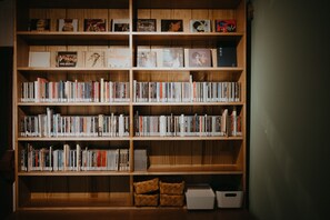 Library - Live Guest House (Jincheng)
