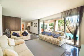 Smart TV, fireplace, DVD player, books