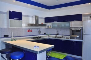 ثلاجة، ميكروويف، فرن، موقد طهي مسطح