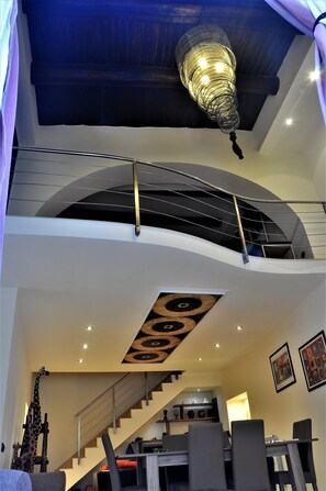 المنشأة من الداخل