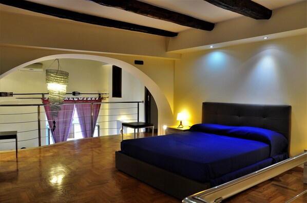 3 chambres, bureau, fer et planche à repasser, lit de bébé portatif