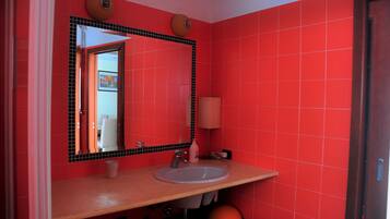 Baignoire, baignoire Ă jets, sĂšche-cheveux, bidet