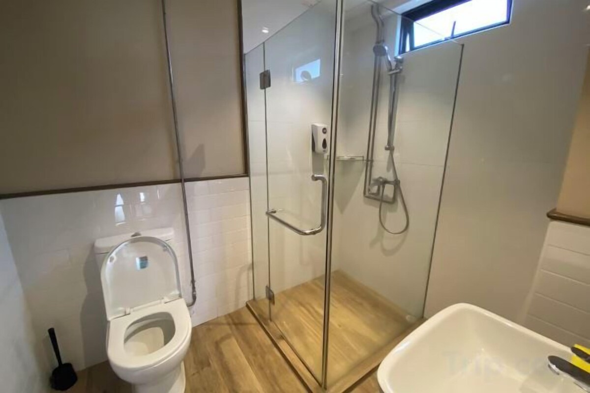 Badkamer | Een douche, gratis toiletartikelen, een haardroger, pantoffels
