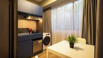 Deluxe Double Room | Private kitchenette | Mini-fridge, microwave, electric kettle, cookware/dishes/utensils