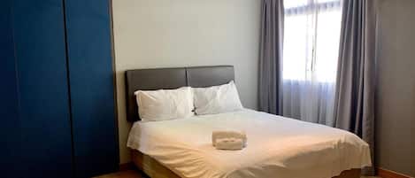 Premium-Apartment, 1 Queen-Bett | Schreibtisch, laptopgeeigneter Arbeitsplatz, Bügeleisen/Bügelbrett