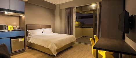 Premium Studio | Desk, laptop workspace, iron/ironing board, free WiFi