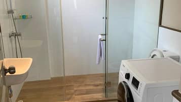Dusche, kostenlose Toilettenartikel, Haartrockner, Hausschuhe