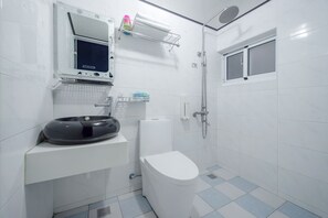 Standard-Vierbettzimmer | Badezimmer